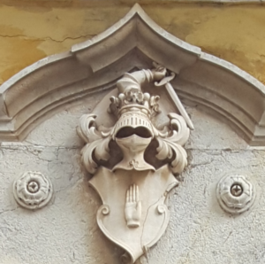 Armes du chef O'Neill telles que représentées au-dessus de la porte de la maison d'Hugo O'Neill, prince de Clann Aodha Buidhe - Setúbal, Portugal