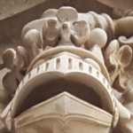 Couronne timbrant les armoiries au-dessus de la porte d'entrée d'Hugo O'Neill, chef de nom et d'armes, à Setúbal, Portugal